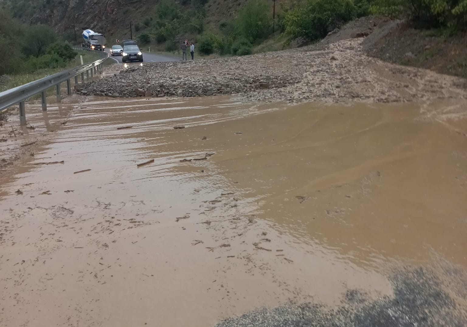 Erzurum’da yoğun yağış heyelan ve seli getirdi
