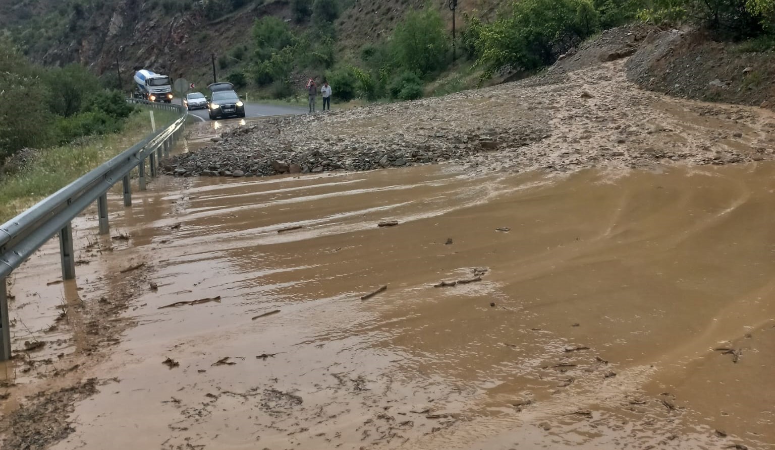 Erzurum’da yoğun yağış heyelan ve seli getirdi
