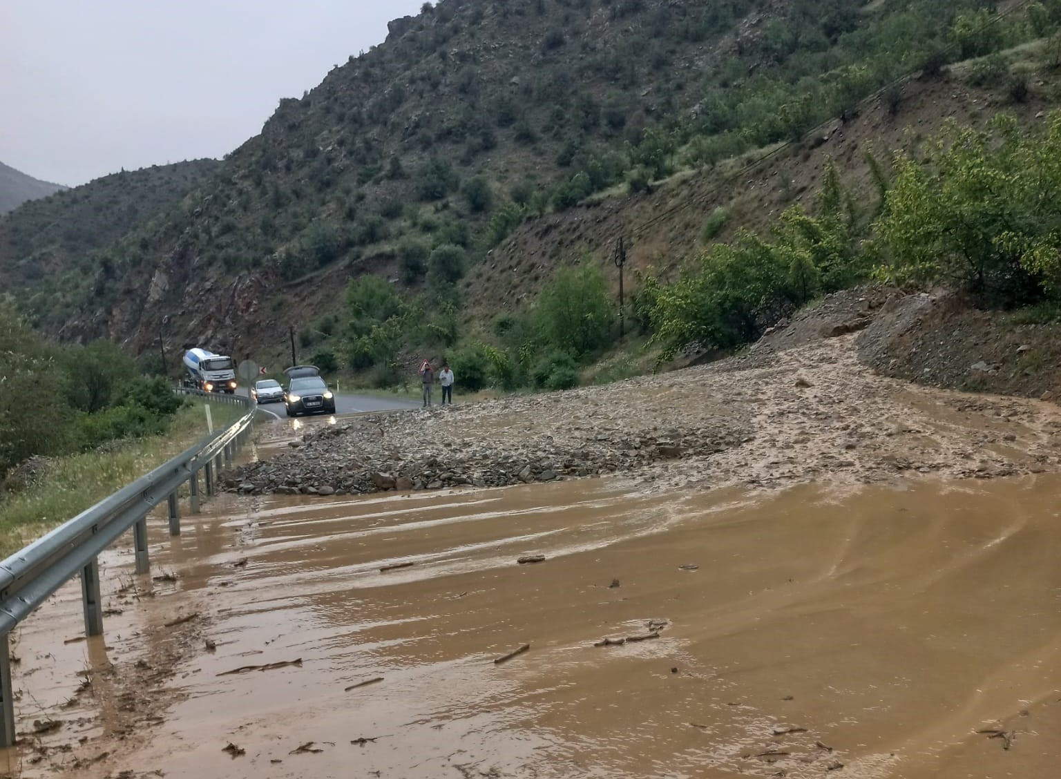 Erzurum’da yoğun yağış heyelan ve seli getirdi
