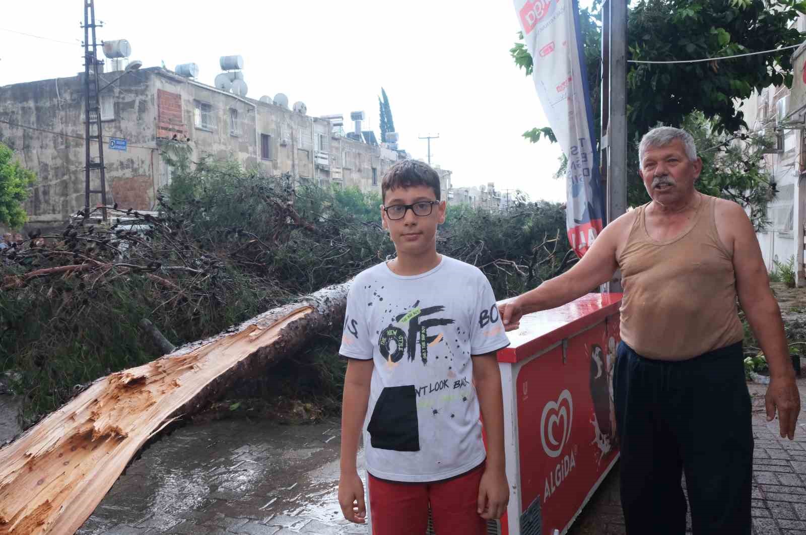 Küçük çocuk fırtınada devrilen ağacın altında kalmaktan son anda kurtuldu
