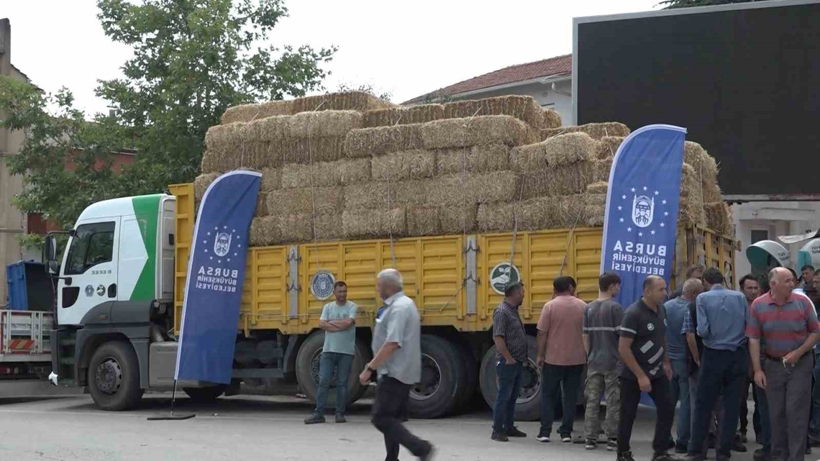 Büyükşehirden çiftçiye destek...Başkan Bozbey kendi elleriyle dağıttı
