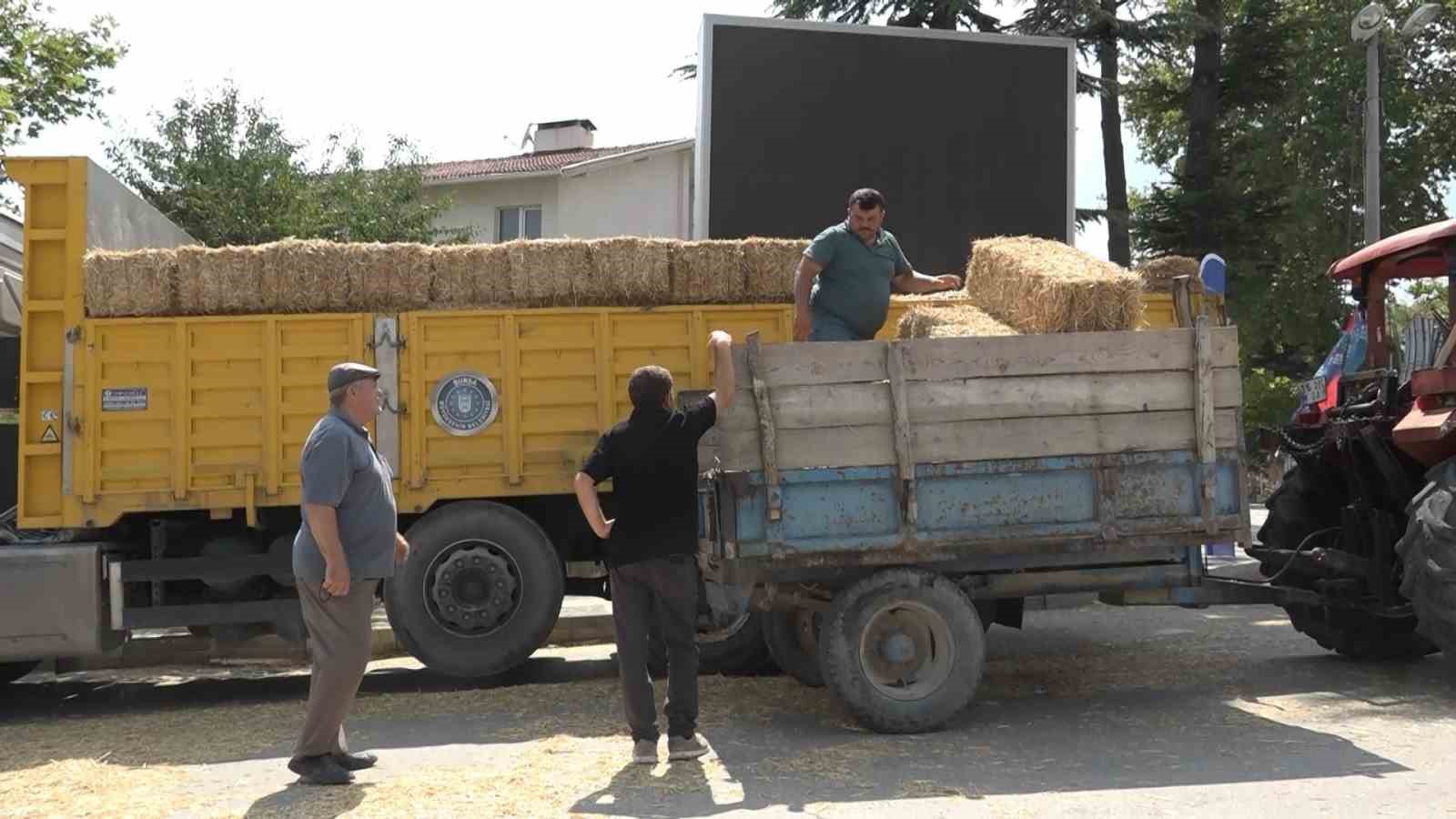 Büyükşehirden çiftçiye destek...Başkan Bozbey kendi elleriyle dağıttı
