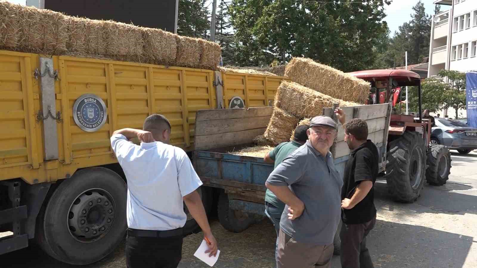 Büyükşehirden çiftçiye destek...Başkan Bozbey kendi elleriyle dağıttı
