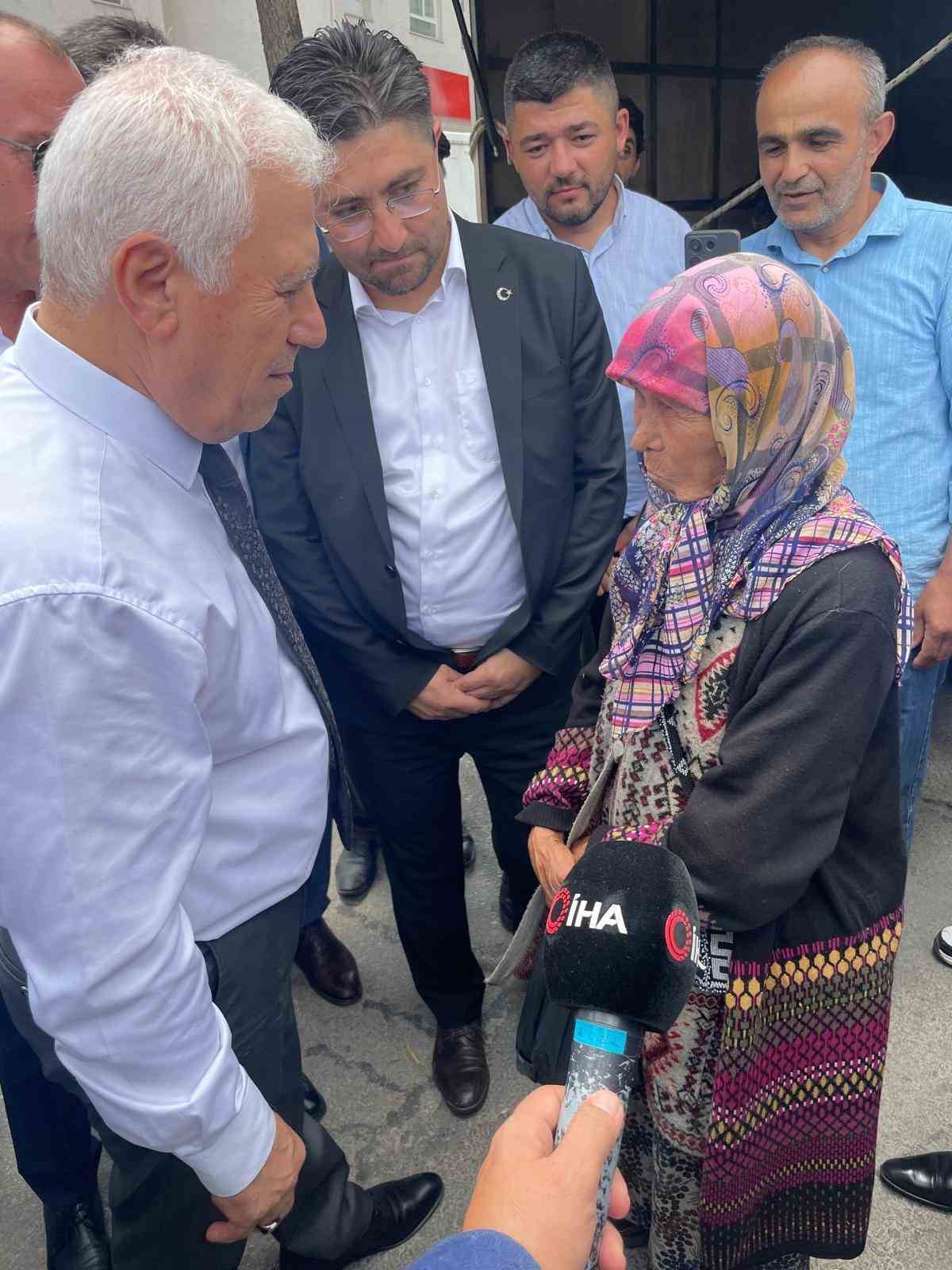 Büyükşehirden çiftçiye destek...Başkan Bozbey kendi elleriyle dağıttı
