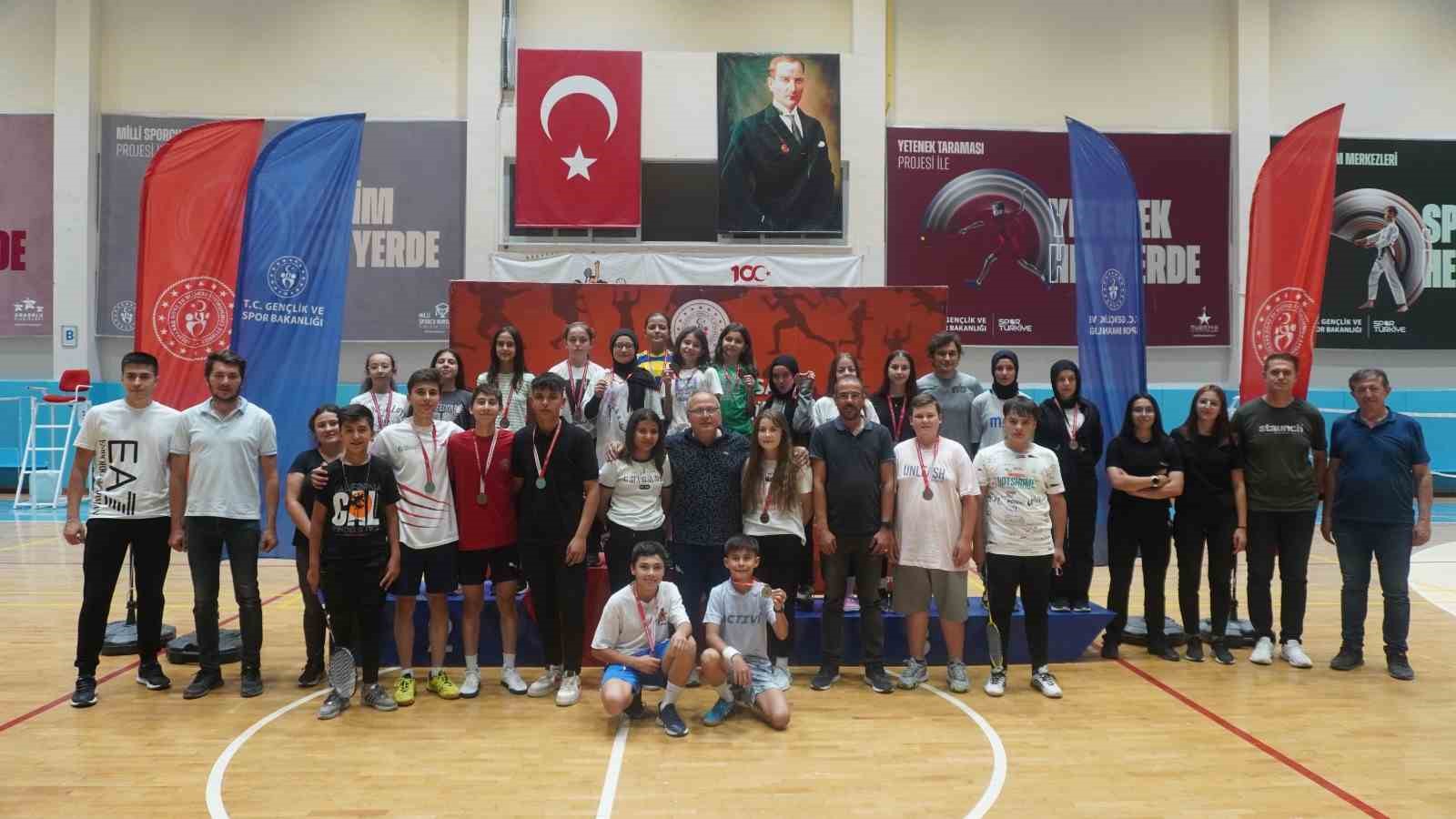 15 Temmuz Şehitlerini Anma Badminton Turnuvası sona erdi
