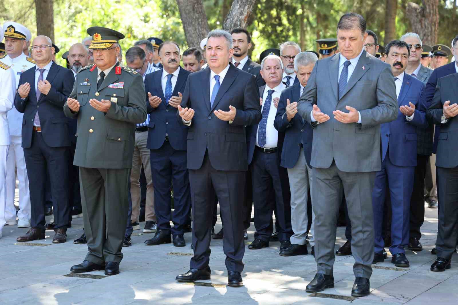 15 Temmuz şehitleri İzmir’de dualarla anıldı
