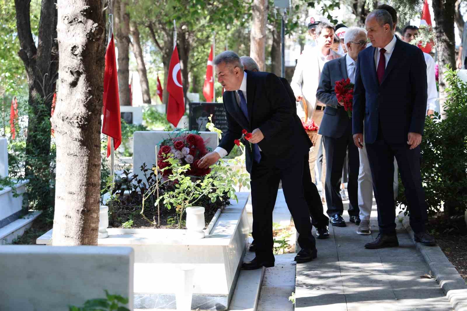 15 Temmuz şehitleri İzmir’de dualarla anıldı
