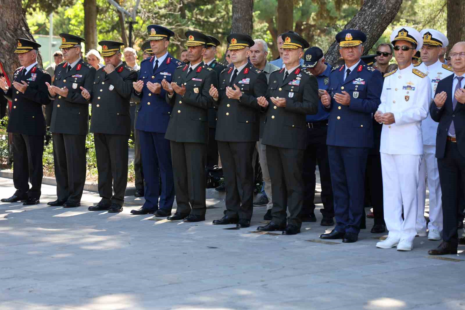 15 Temmuz şehitleri İzmir’de dualarla anıldı
