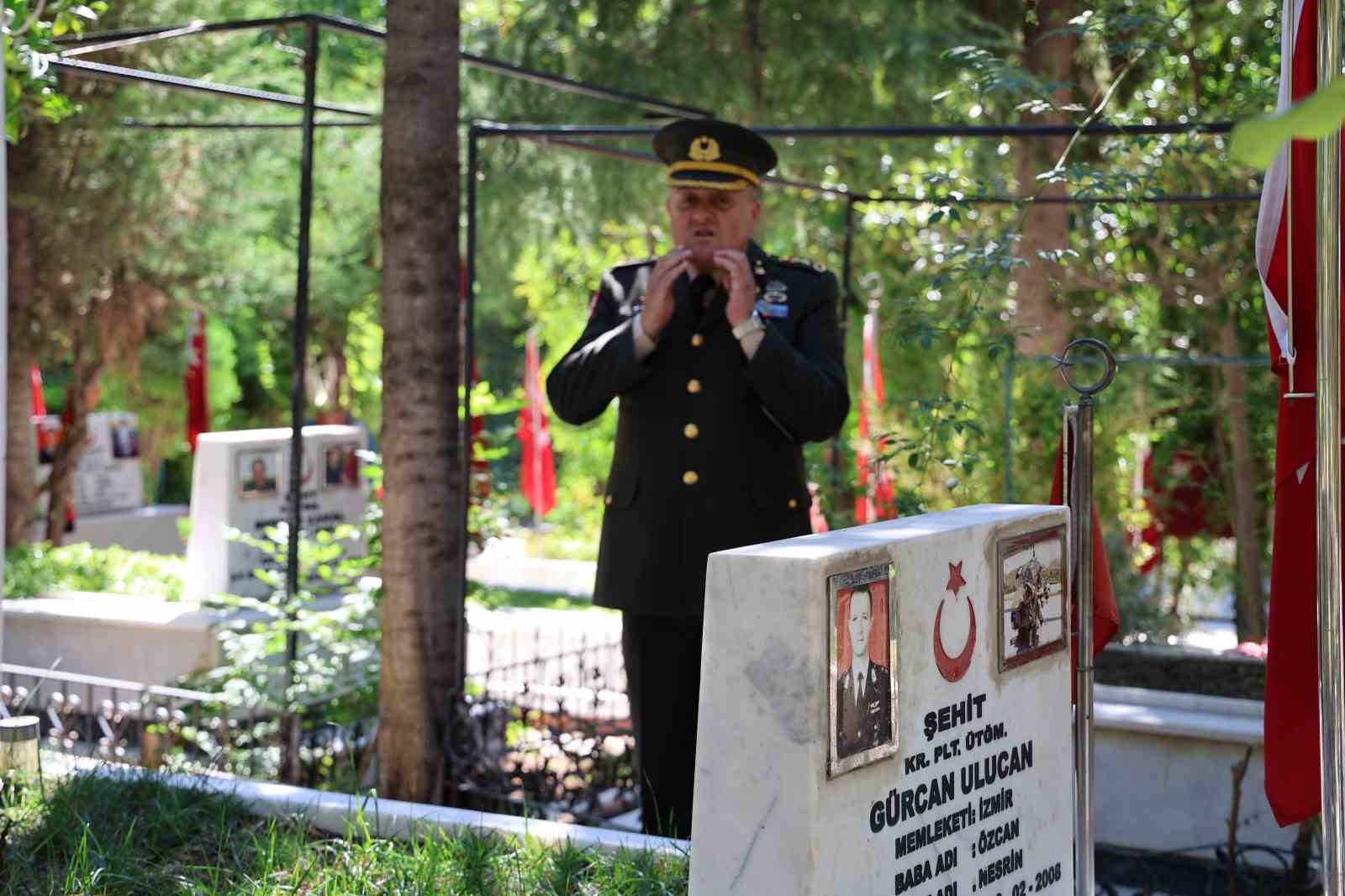 15 Temmuz şehitleri İzmir’de dualarla anıldı
