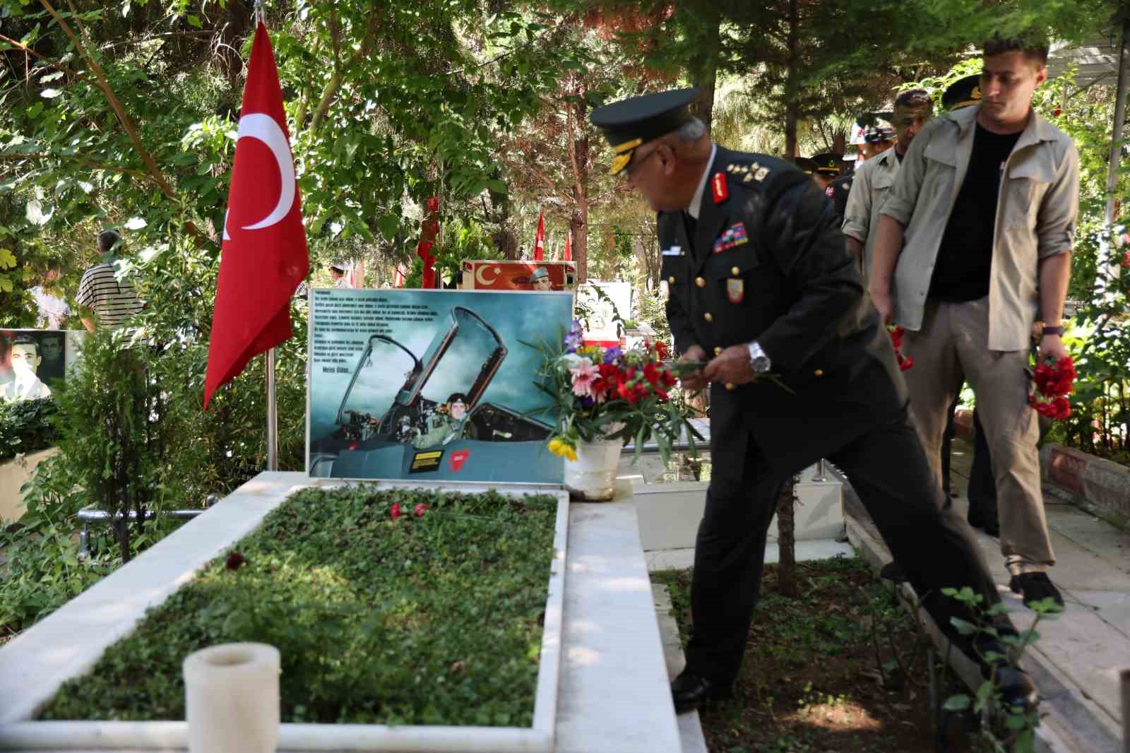 15 Temmuz şehitleri İzmir’de dualarla anıldı
