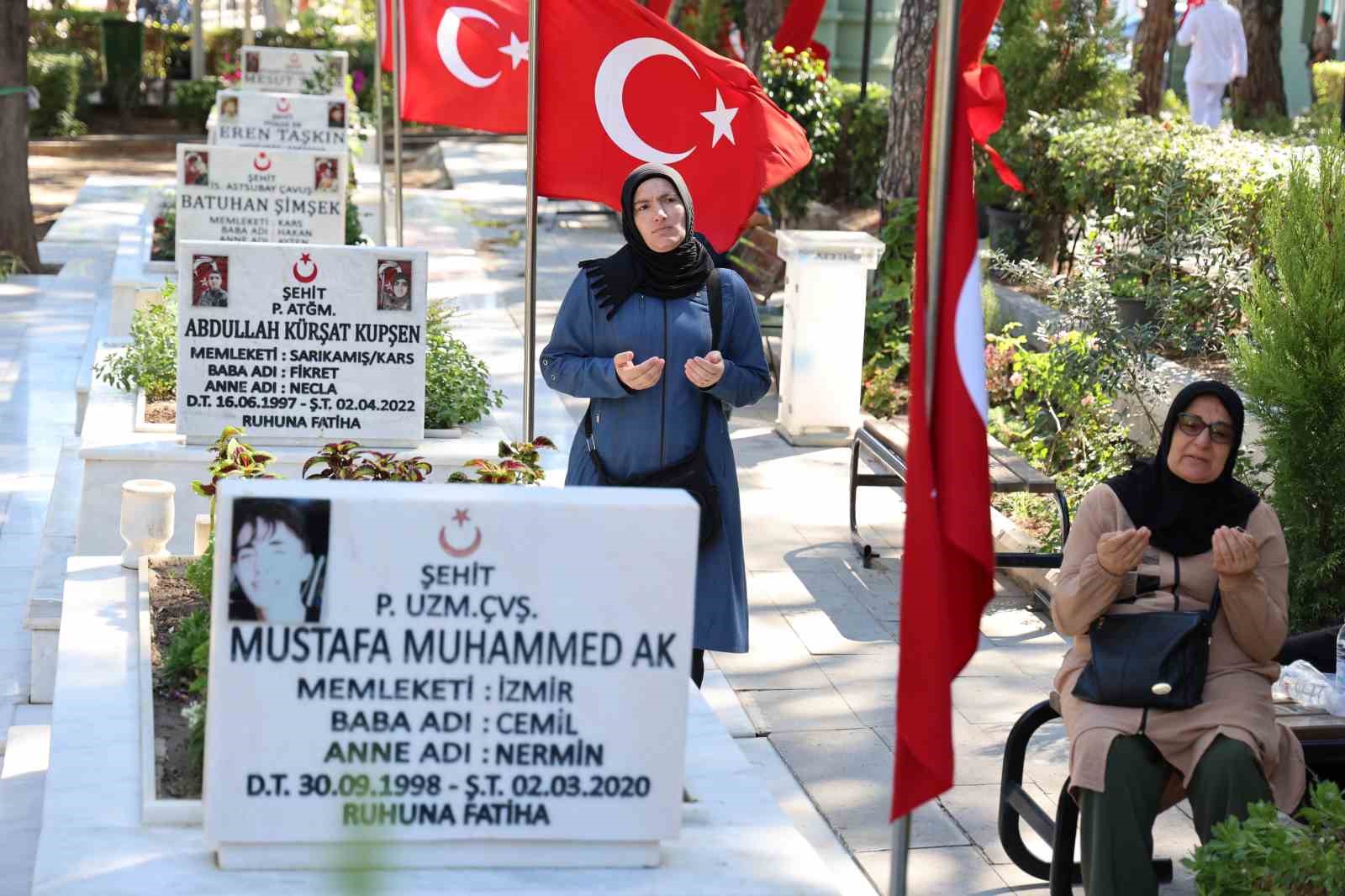 15 Temmuz şehitleri İzmir’de dualarla anıldı
