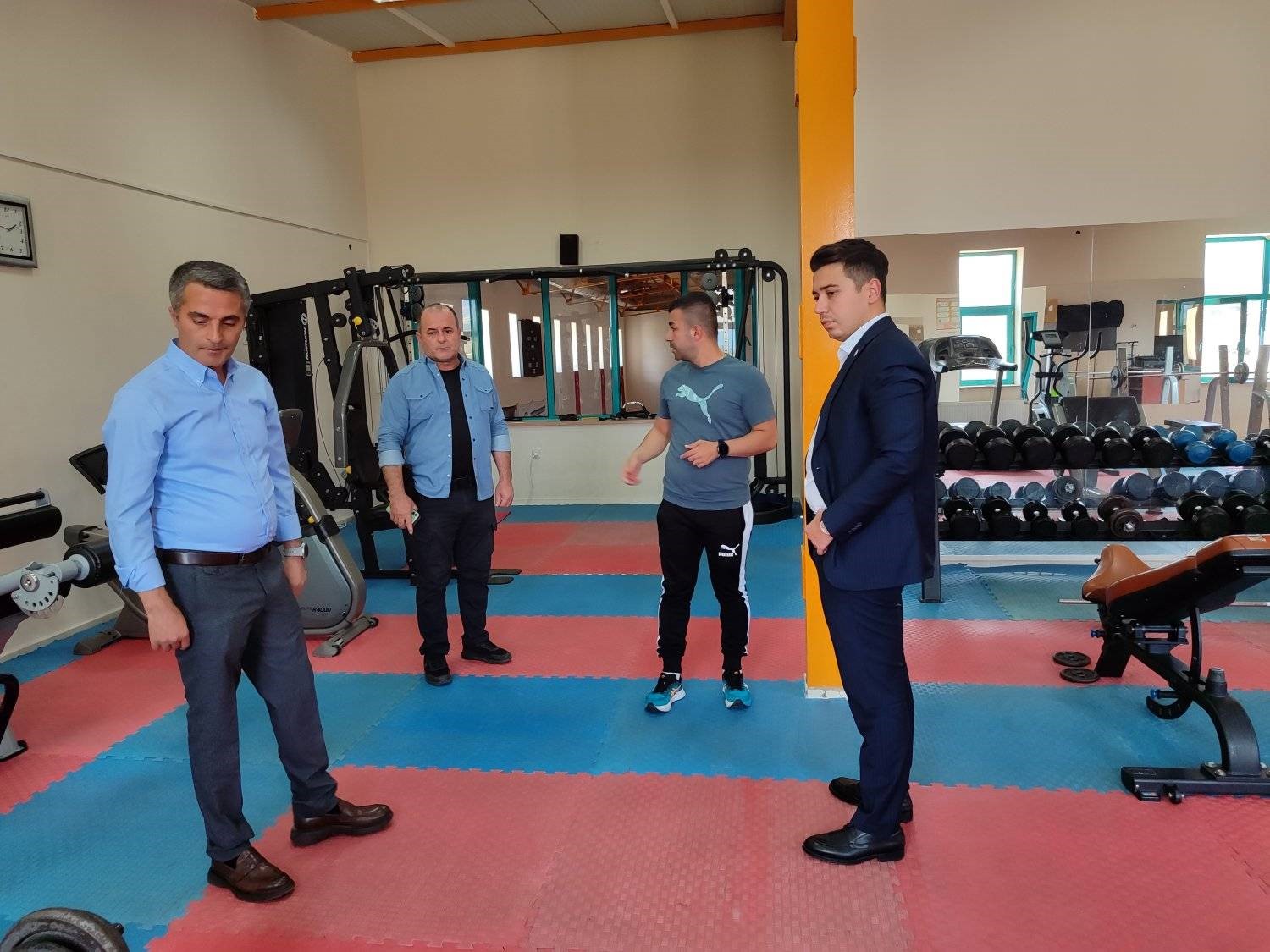 Kaymakam Gündoğdu kapalı spor salonundaki çalışmaları yerinde inceledi
