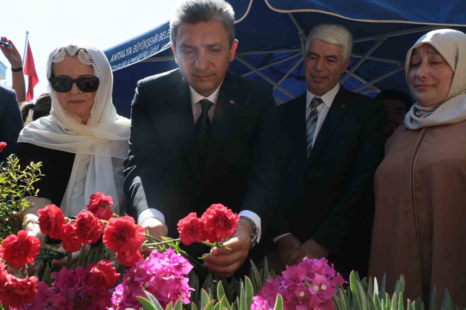 15 Temmuz Demokrasi ve Milli Birlik Günü etkinlikleri şehit mezarlarını ziyaret ile başladı
