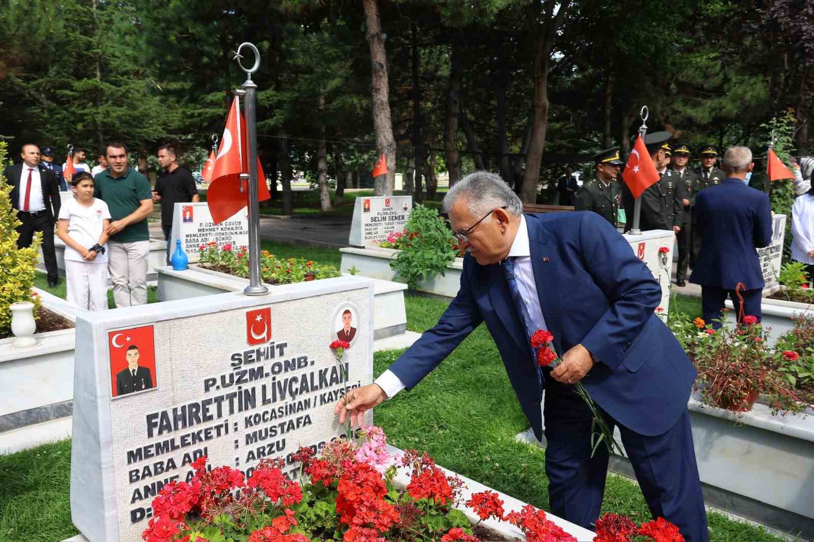 Başkan Büyükkılıç, 15 Temmuz’da şehitleri kabirleri başında andı
