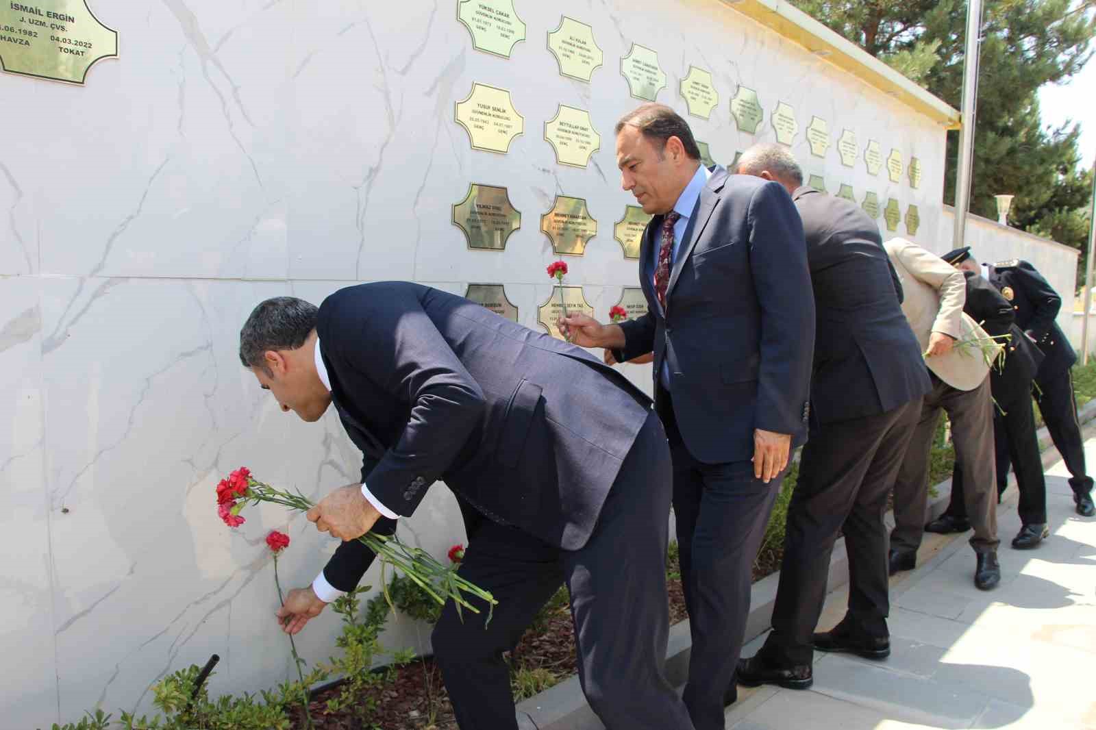 Bingöl’de 15 Temmuz nedeniyle şehitlik anıtı ziyaret edildi
