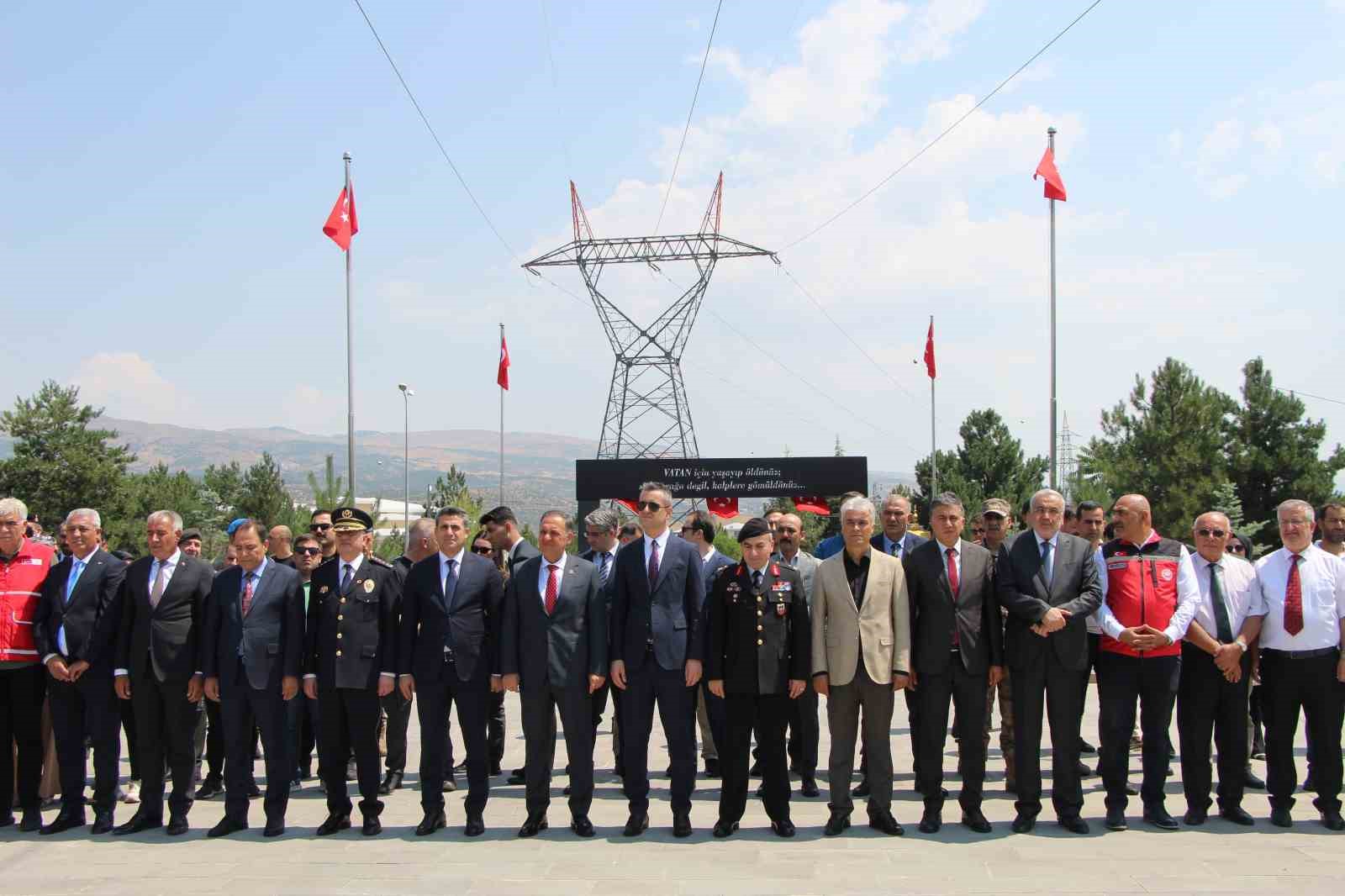 Bingöl’de 15 Temmuz nedeniyle şehitlik anıtı ziyaret edildi
