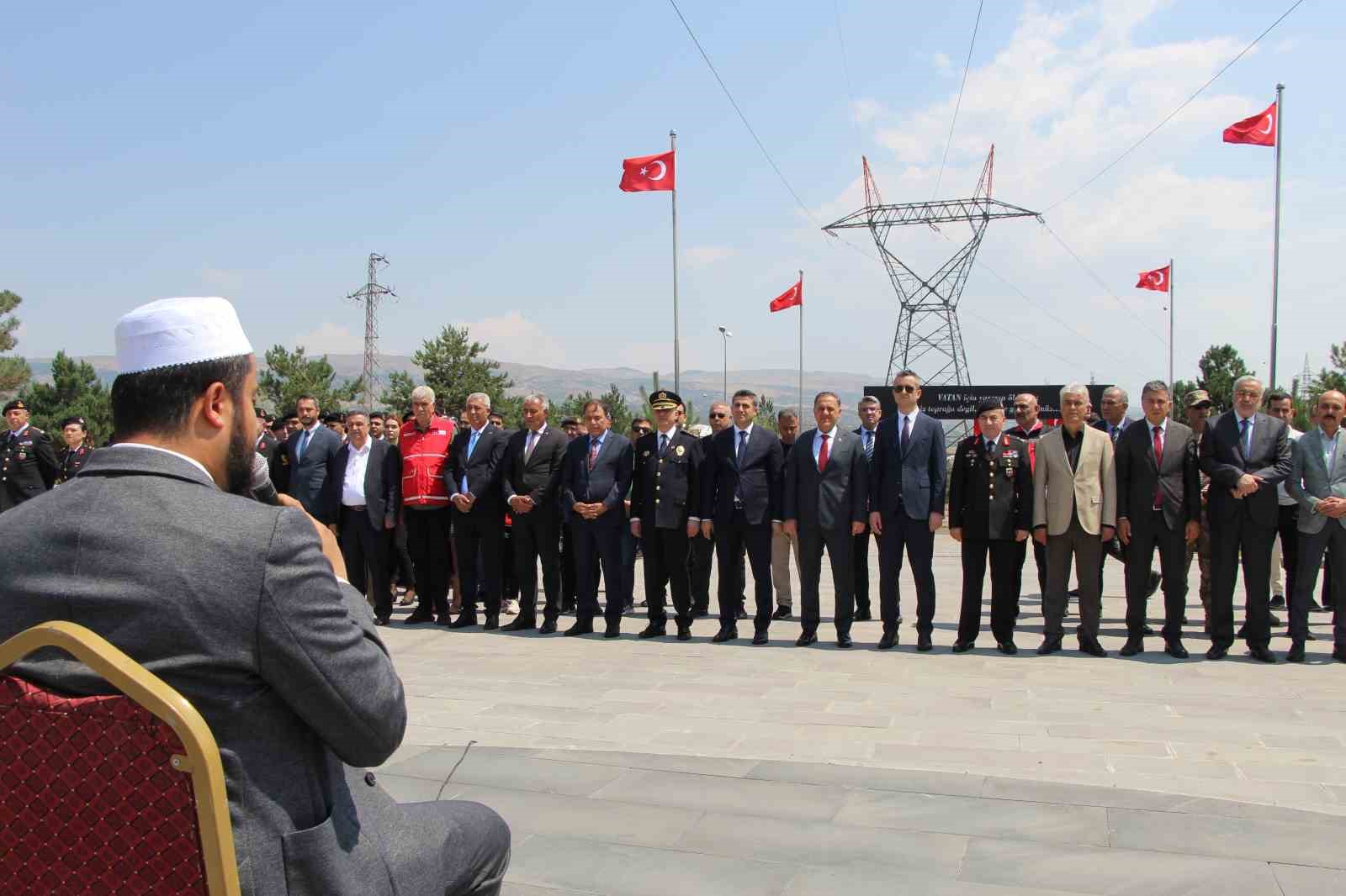 Bingöl’de 15 Temmuz nedeniyle şehitlik anıtı ziyaret edildi
