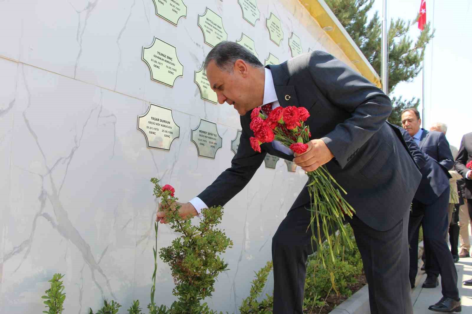 Bingöl’de 15 Temmuz nedeniyle şehitlik anıtı ziyaret edildi
