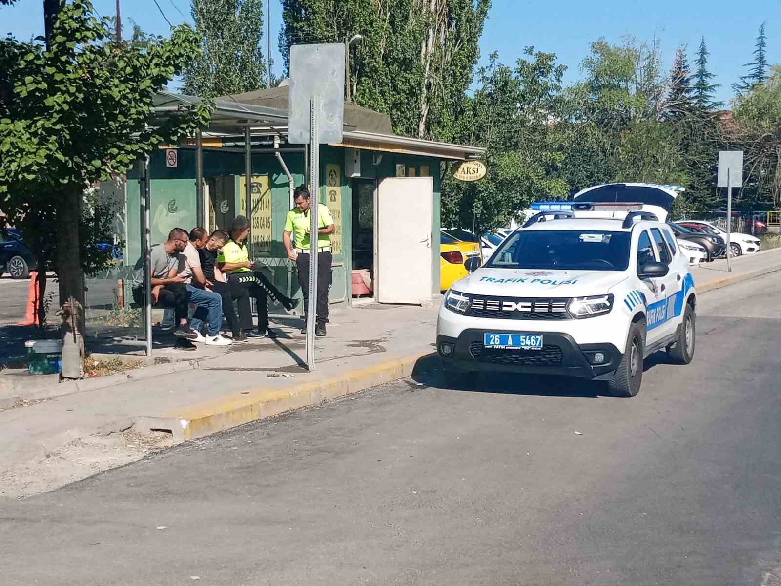 Direksiyon hakimiyetini kaybeden sürücü köprü bariyerine çarparak durabildi
