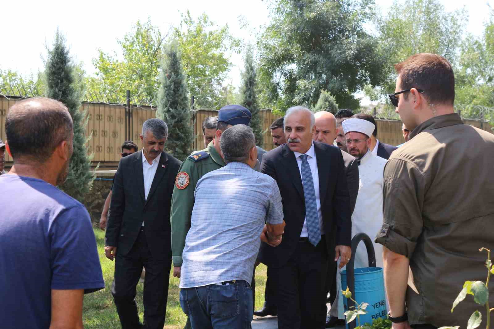 Diyarbakır’da 15 Temmuz Demokrasi ve Milli Birlik Günü etkinlikleri şehitlik ziyaretleriyle başladı
