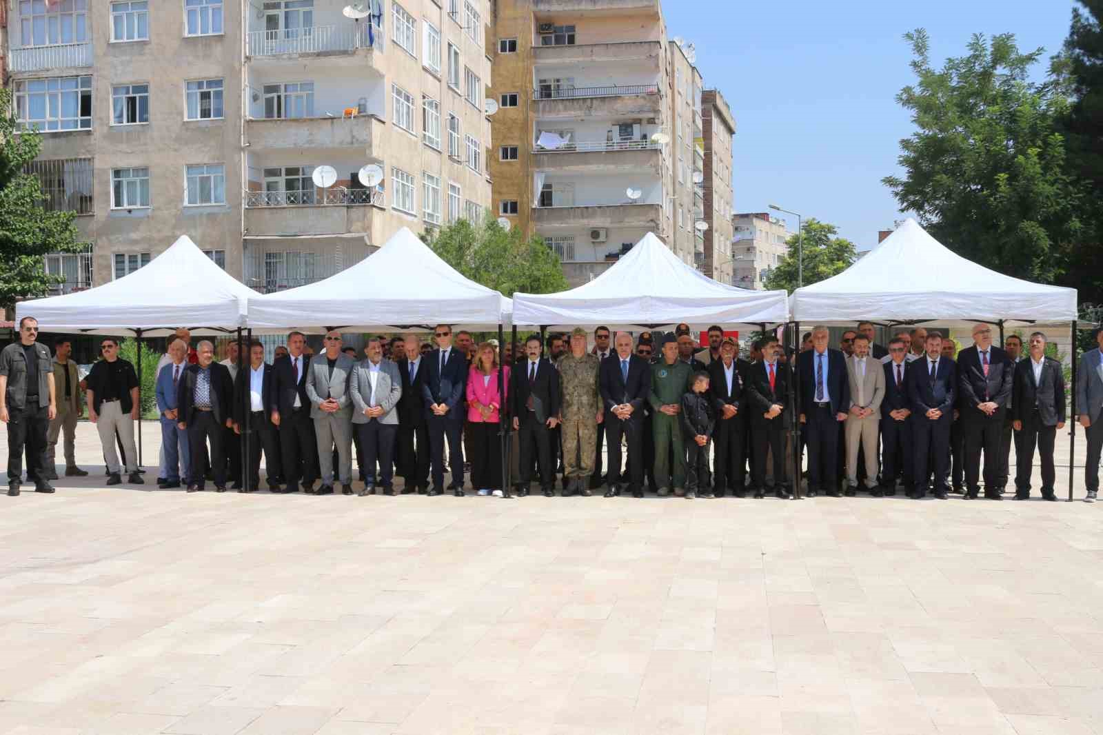 Diyarbakır’da 15 Temmuz Demokrasi ve Milli Birlik Günü etkinlikleri şehitlik ziyaretleriyle başladı
