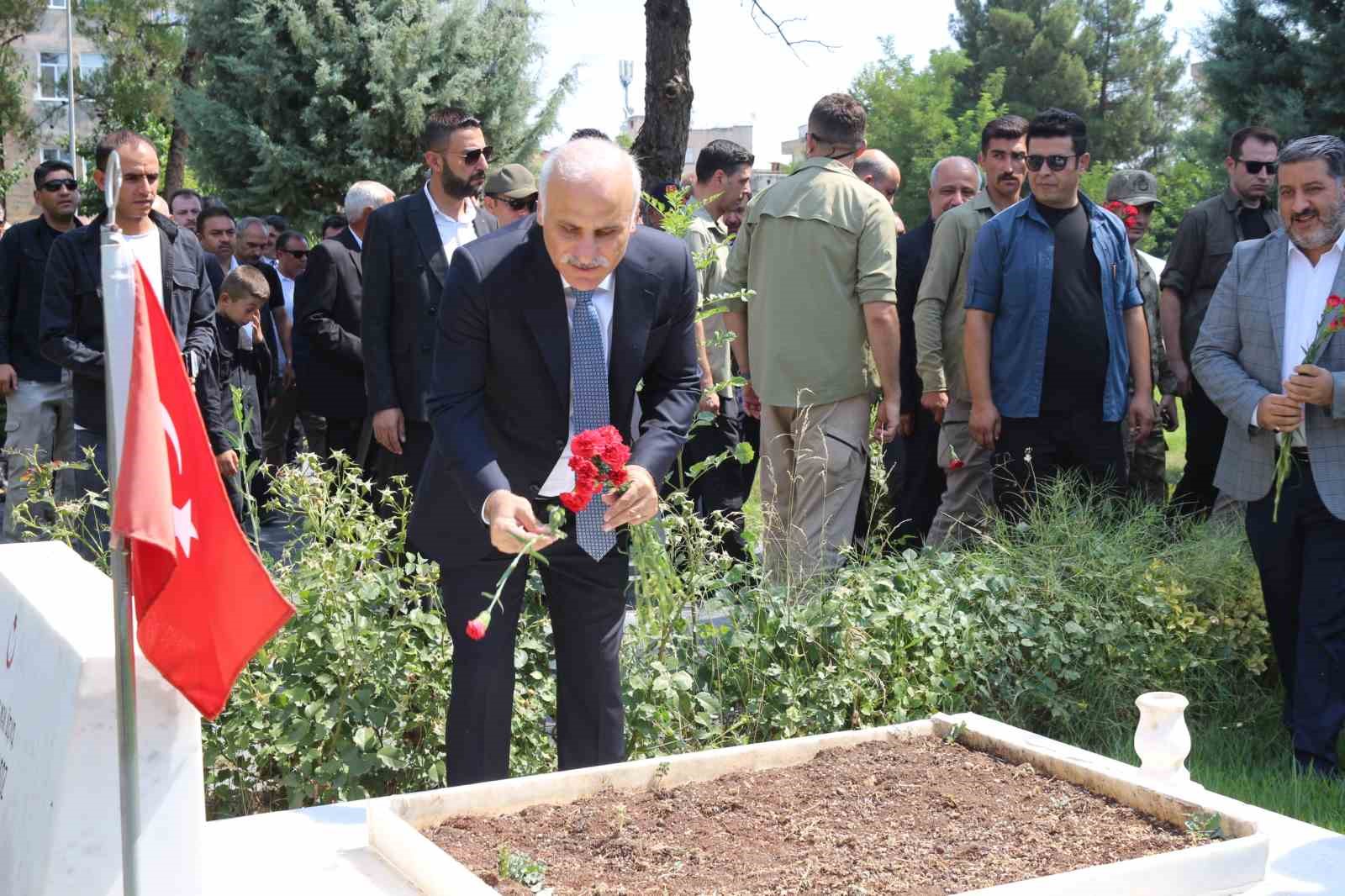 Diyarbakır’da 15 Temmuz Demokrasi ve Milli Birlik Günü etkinlikleri şehitlik ziyaretleriyle başladı
