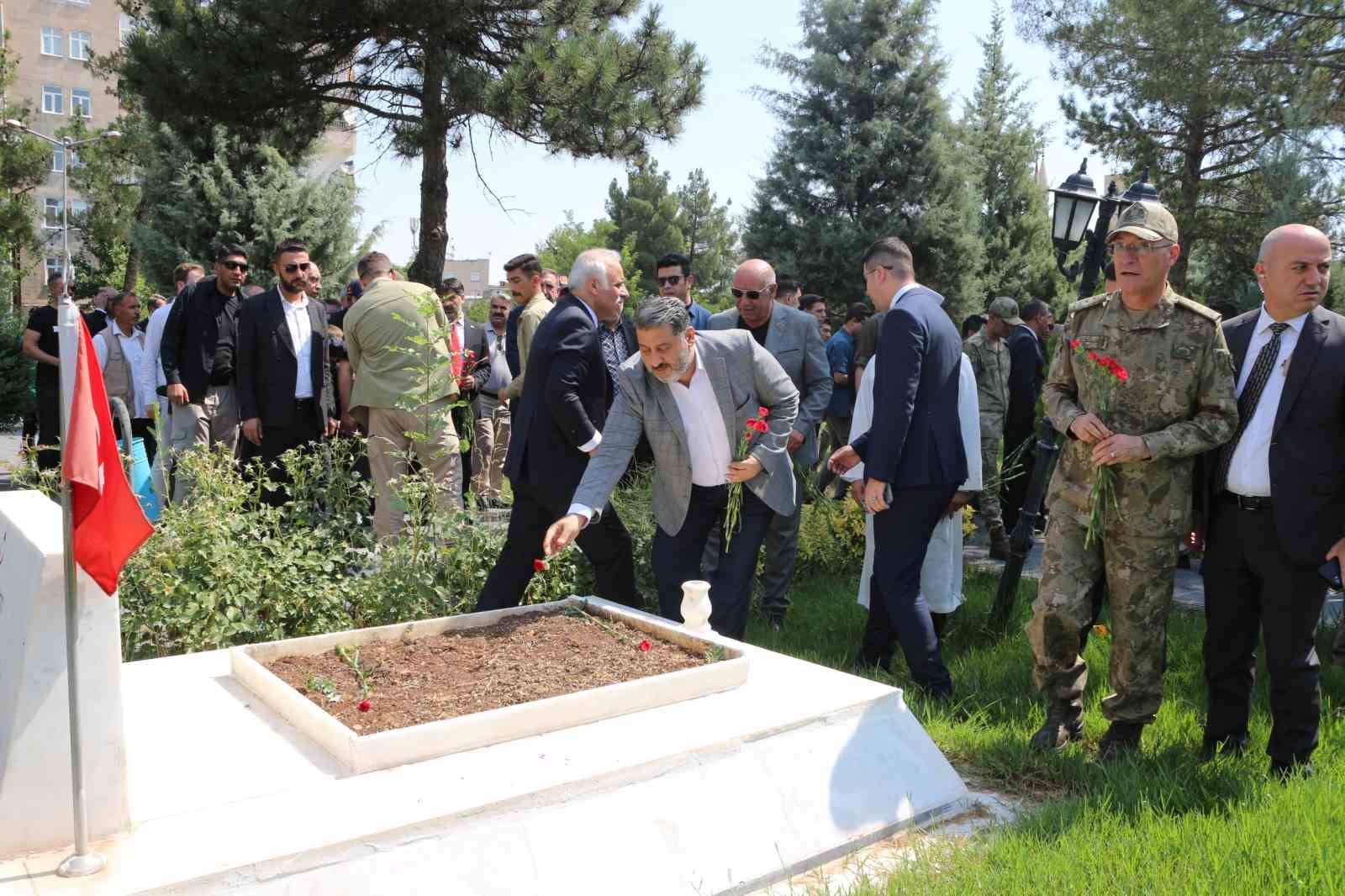 Diyarbakır’da 15 Temmuz Demokrasi ve Milli Birlik Günü etkinlikleri şehitlik ziyaretleriyle başladı
