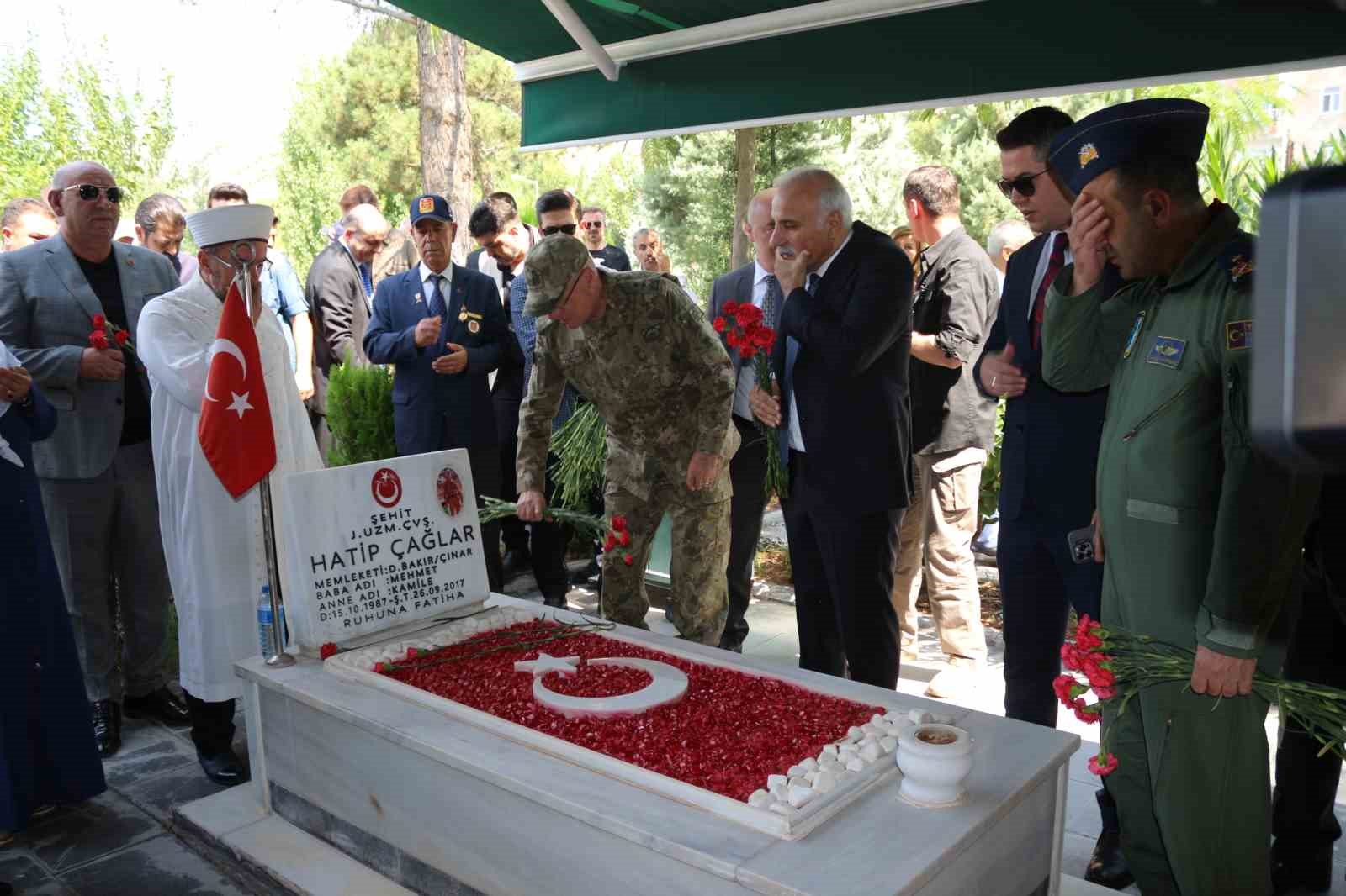 Diyarbakır’da 15 Temmuz Demokrasi ve Milli Birlik Günü etkinlikleri şehitlik ziyaretleriyle başladı
