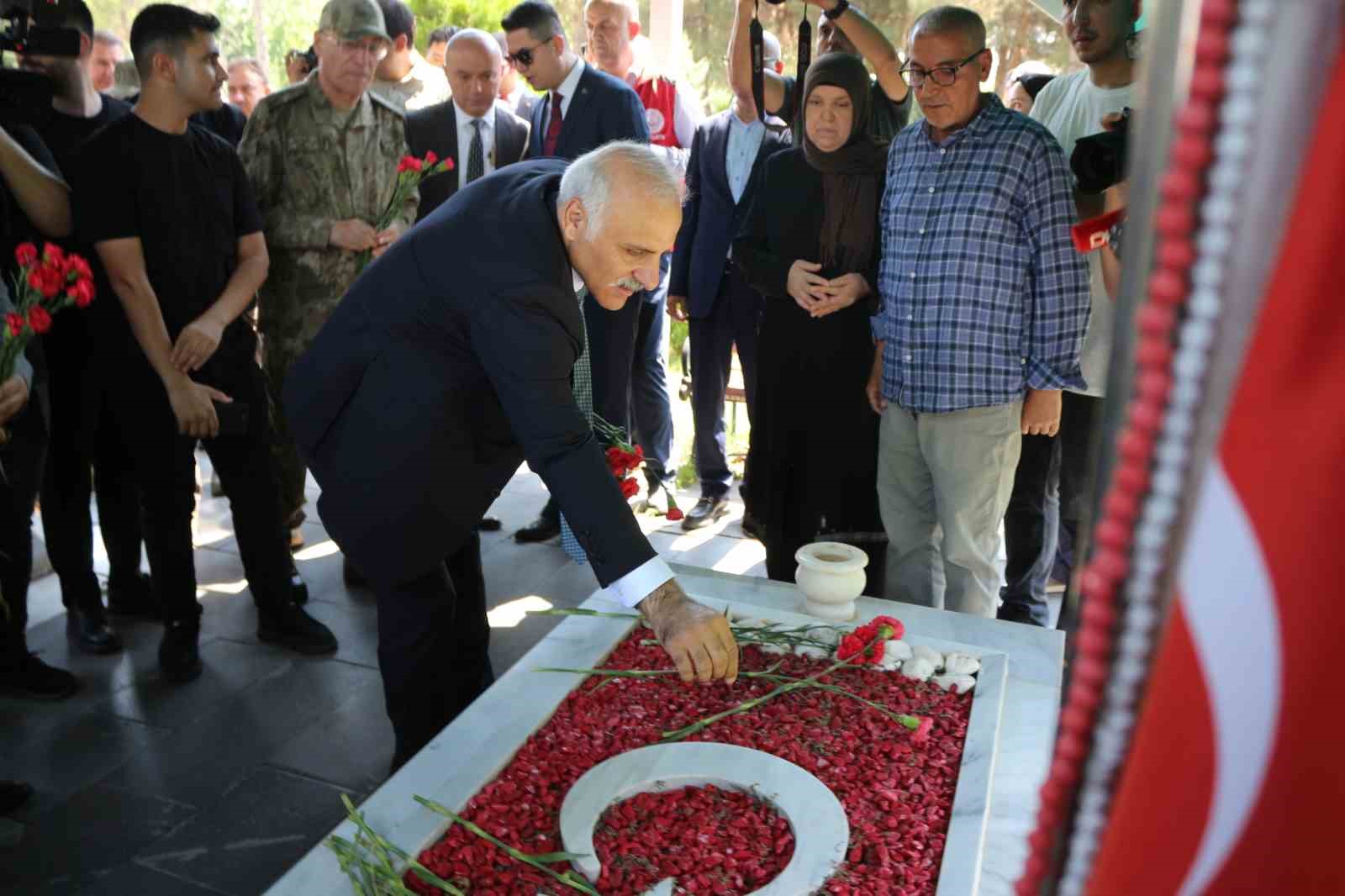 Diyarbakır’da 15 Temmuz Demokrasi ve Milli Birlik Günü etkinlikleri şehitlik ziyaretleriyle başladı
