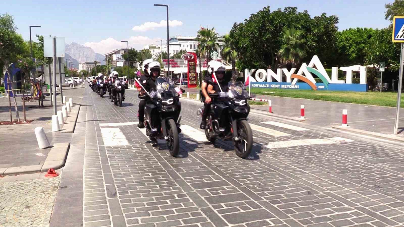 Polis, Jandarma ve Sahil Güvenlik’ten 15 Temmuz korteji
