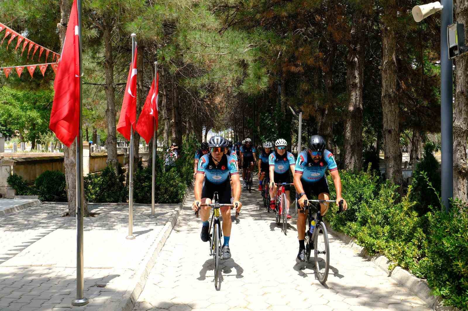 Şehit Ömer Halisdemir’in anısına 950 kilometre pedal çevirdiler
