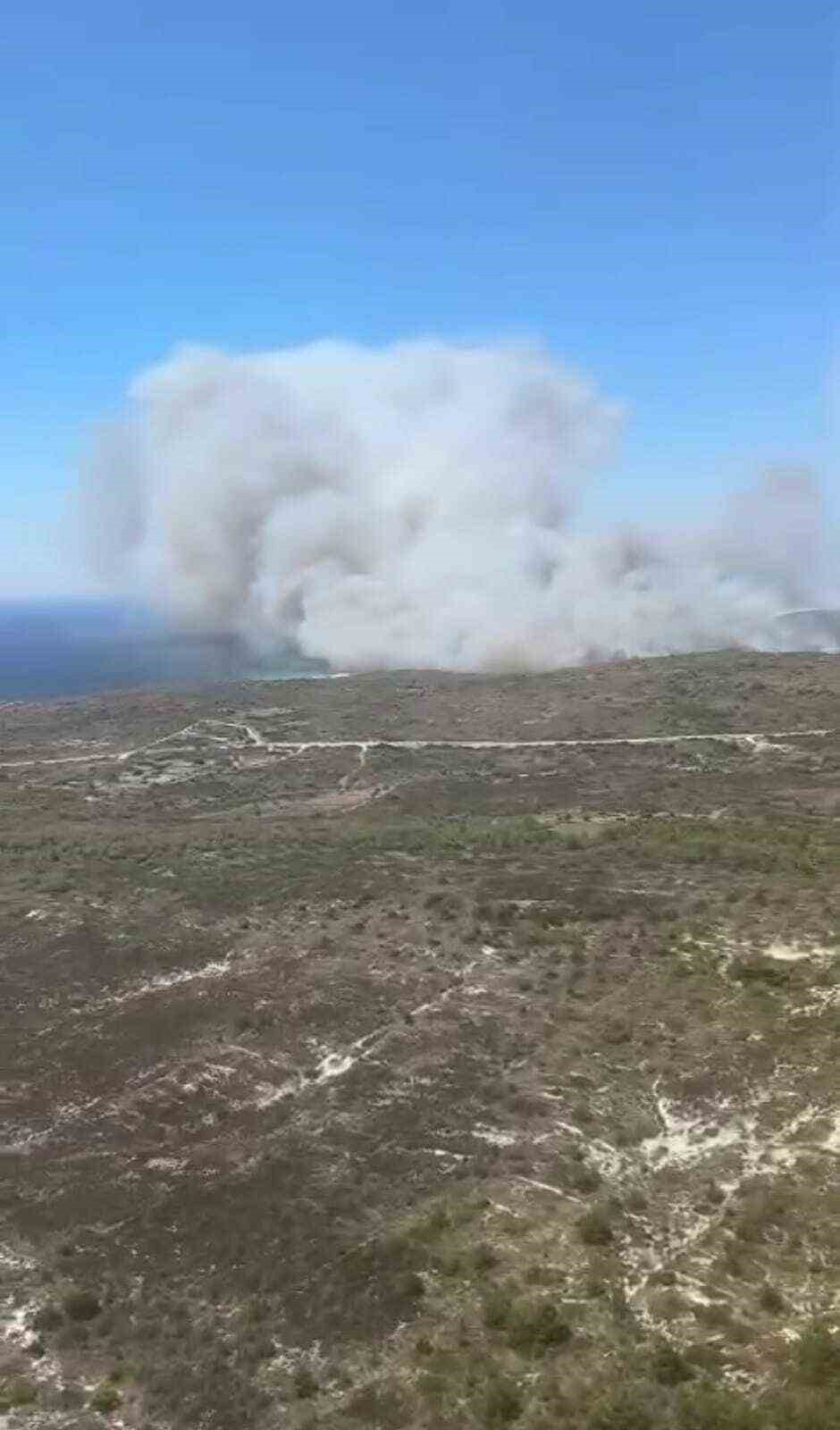 Çeşme’deki orman yangınına havadan ve karadan müdahale
