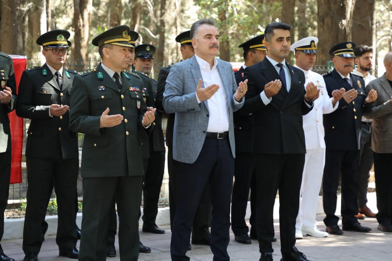 Edremit’te 15 Temmuz Demokrasi ve Milli Birlik Günü nedeniyle şehitlikler ziyaret edildi
