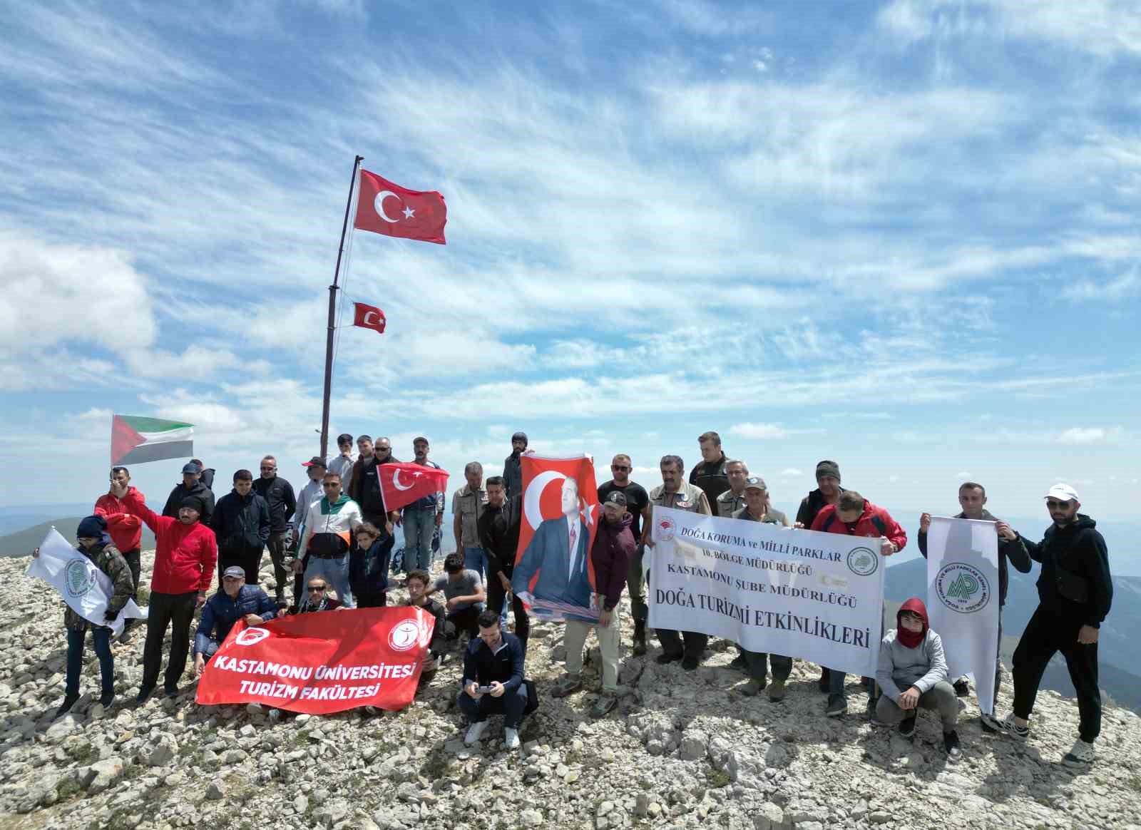 2 bin 587 rakımlı dağın zirvesinde 15 Temmuz şehitlerini andılar
