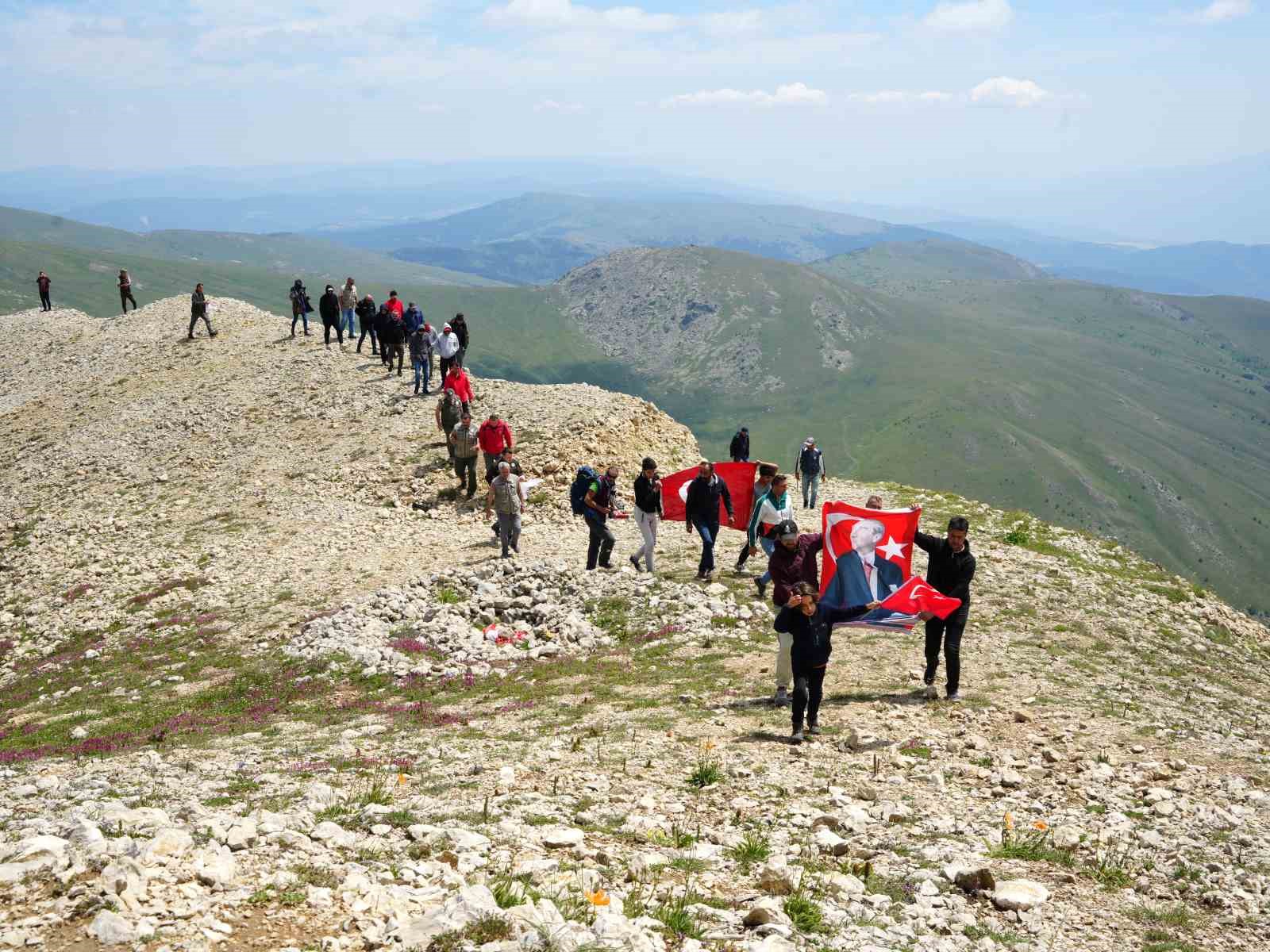 2 bin 587 rakımlı dağın zirvesinde 15 Temmuz şehitlerini andılar
