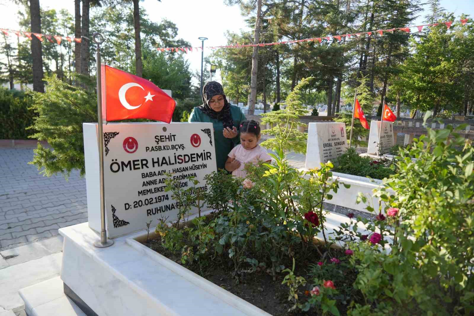 15 Temmuz kahramanı Şehit Ömer Halisdemir’in kabri ziyaretçi akınına uğruyor
