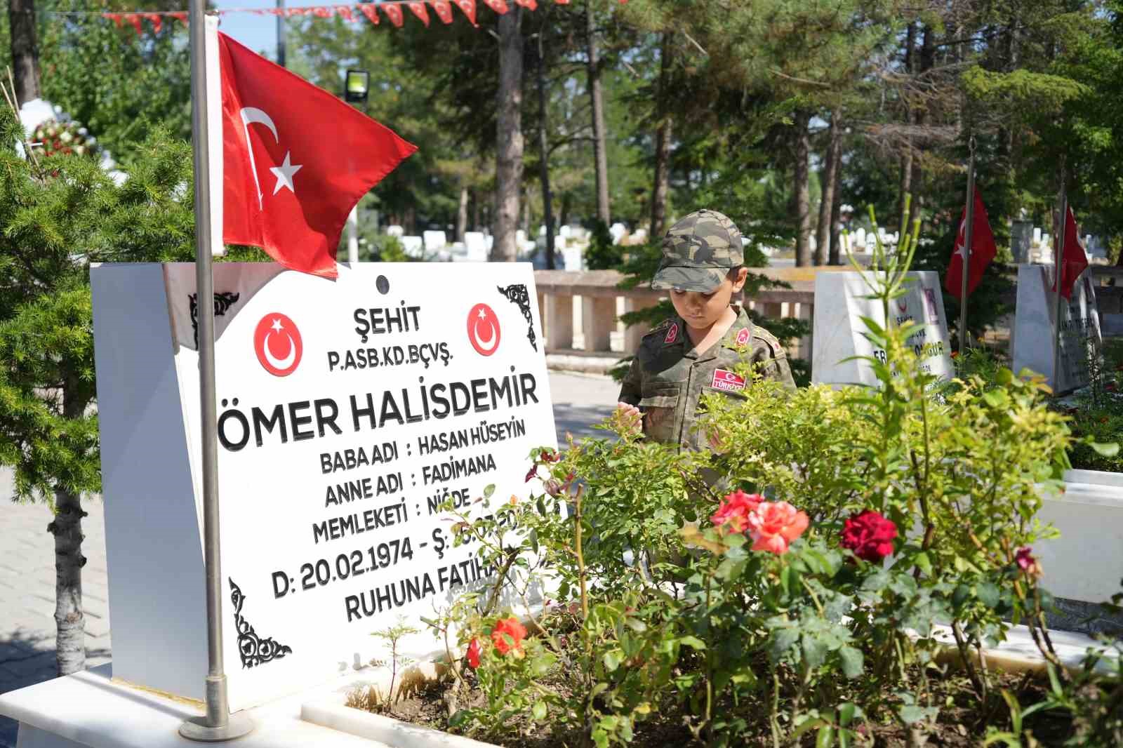 15 Temmuz kahramanı Şehit Ömer Halisdemir’in kabri ziyaretçi akınına uğruyor
