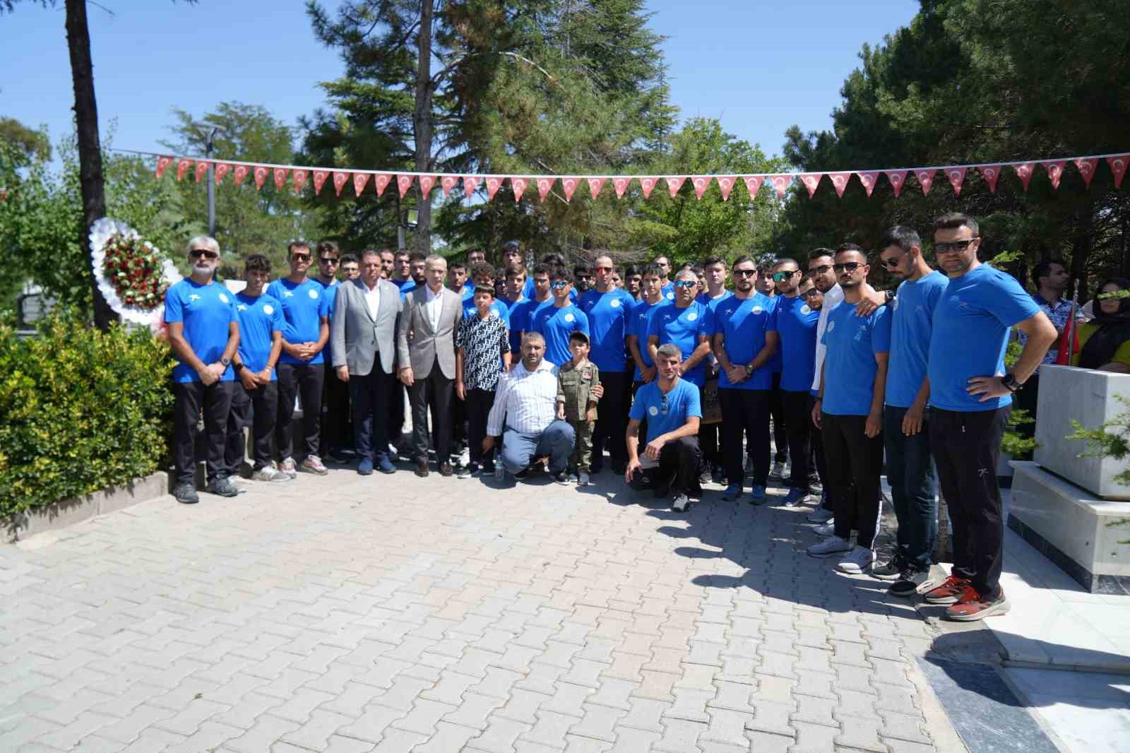 15 Temmuz kahramanı Şehit Ömer Halisdemir’in kabri ziyaretçi akınına uğruyor
