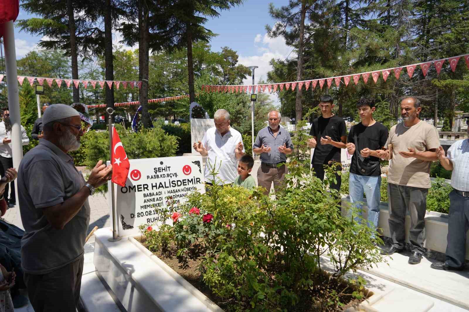 15 Temmuz kahramanı Şehit Ömer Halisdemir’in kabri ziyaretçi akınına uğruyor
