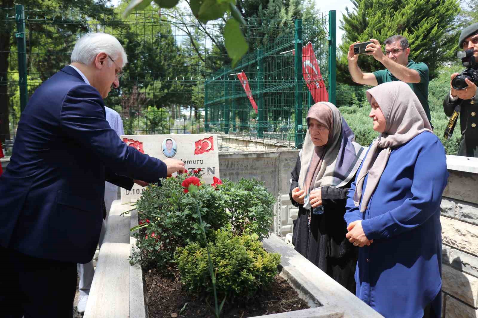 Hain darbe girişiminde şehit düşen Ozan Özen mezarı başında anıldı: “Acı artıyor, eksilmiyor”
