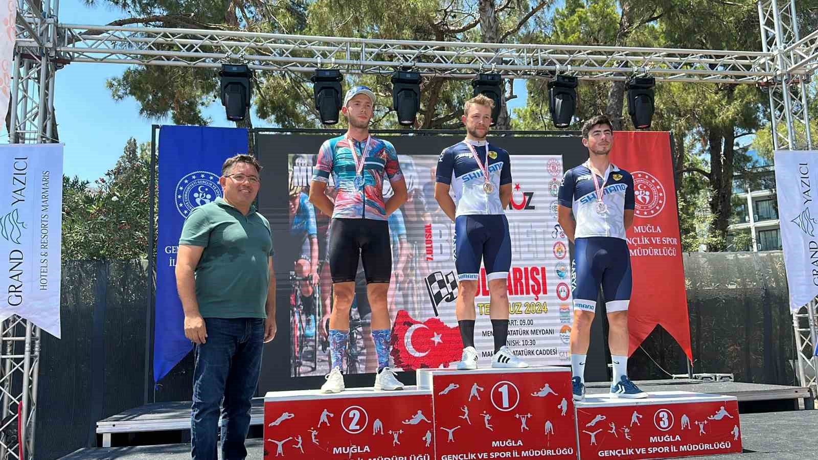 15 Temmuz şehitleri için 62 kilometre pedal çevirdiler
