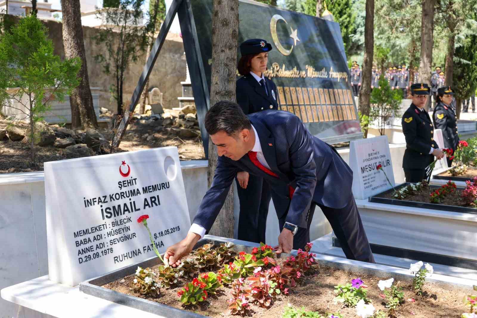 Bilecik’te 15 Temmuz Demokrasi ve Millî Birlik Günü dolayısıyla şehitlik ziyaret edildi
