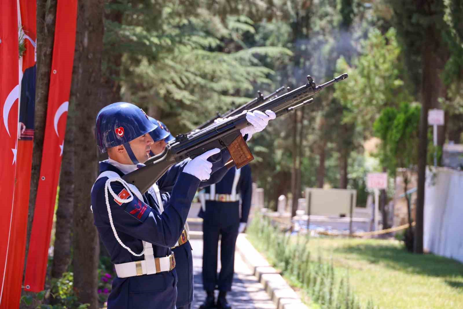 Bilecik’te 15 Temmuz Demokrasi ve Millî Birlik Günü dolayısıyla şehitlik ziyaret edildi
