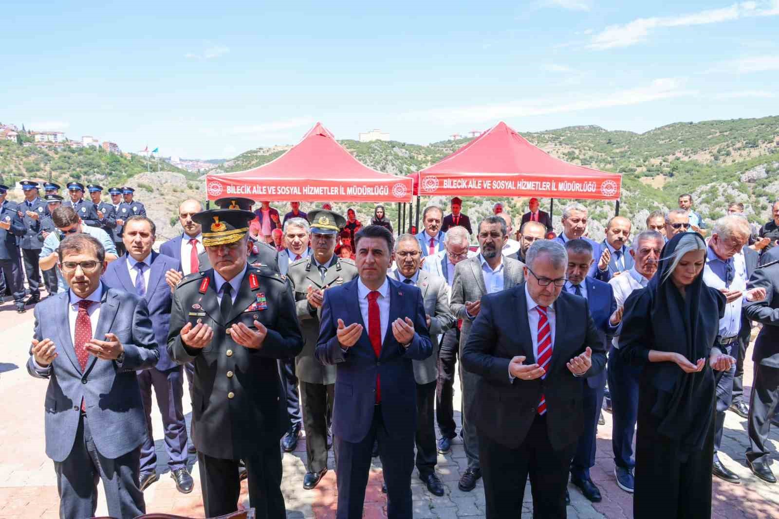 Bilecik’te 15 Temmuz Demokrasi ve Millî Birlik Günü dolayısıyla şehitlik ziyaret edildi
