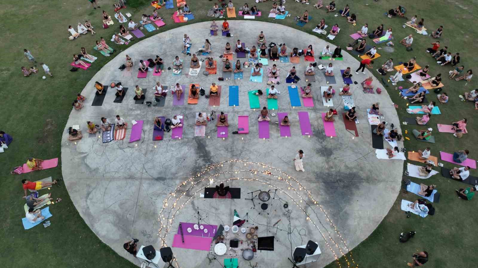 Antalya’nın dünyaca ünlü Konyaaltı sahilinde yoga yaptılar
