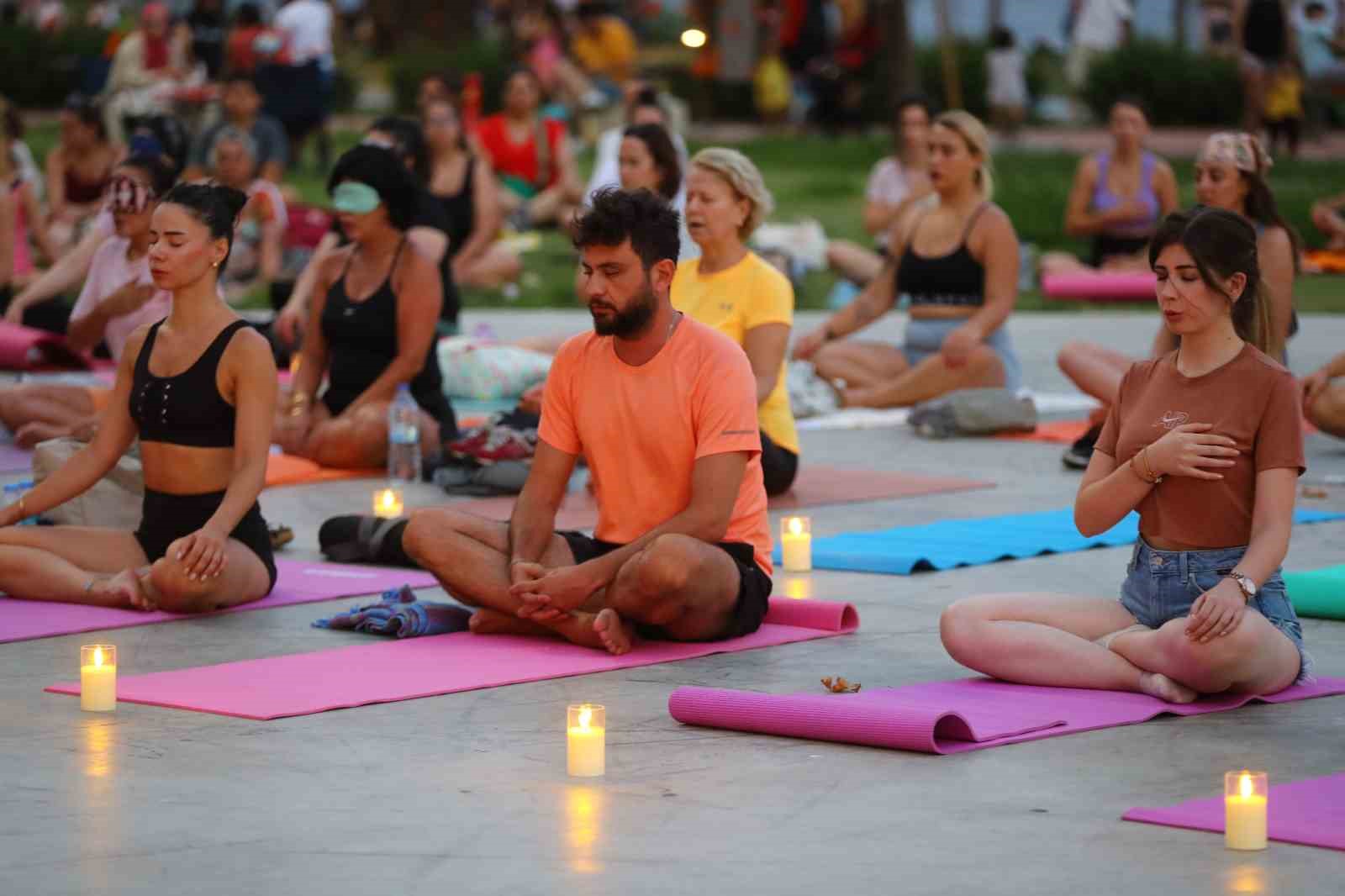 Antalya’nın dünyaca ünlü Konyaaltı sahilinde yoga yaptılar
