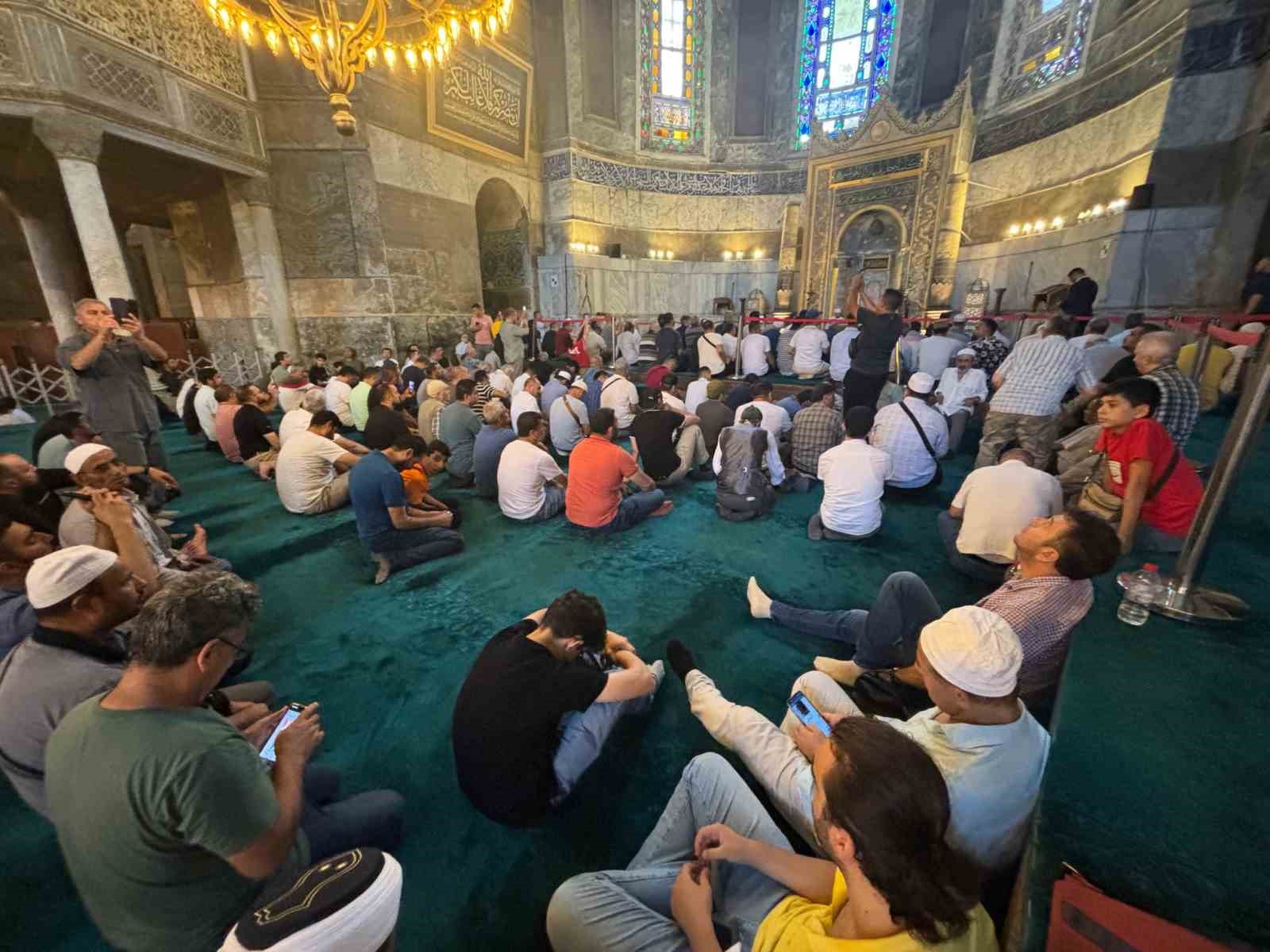 Ayasofya Camii’nde 15 Temmuz şehitleri için hatim duası okundu
