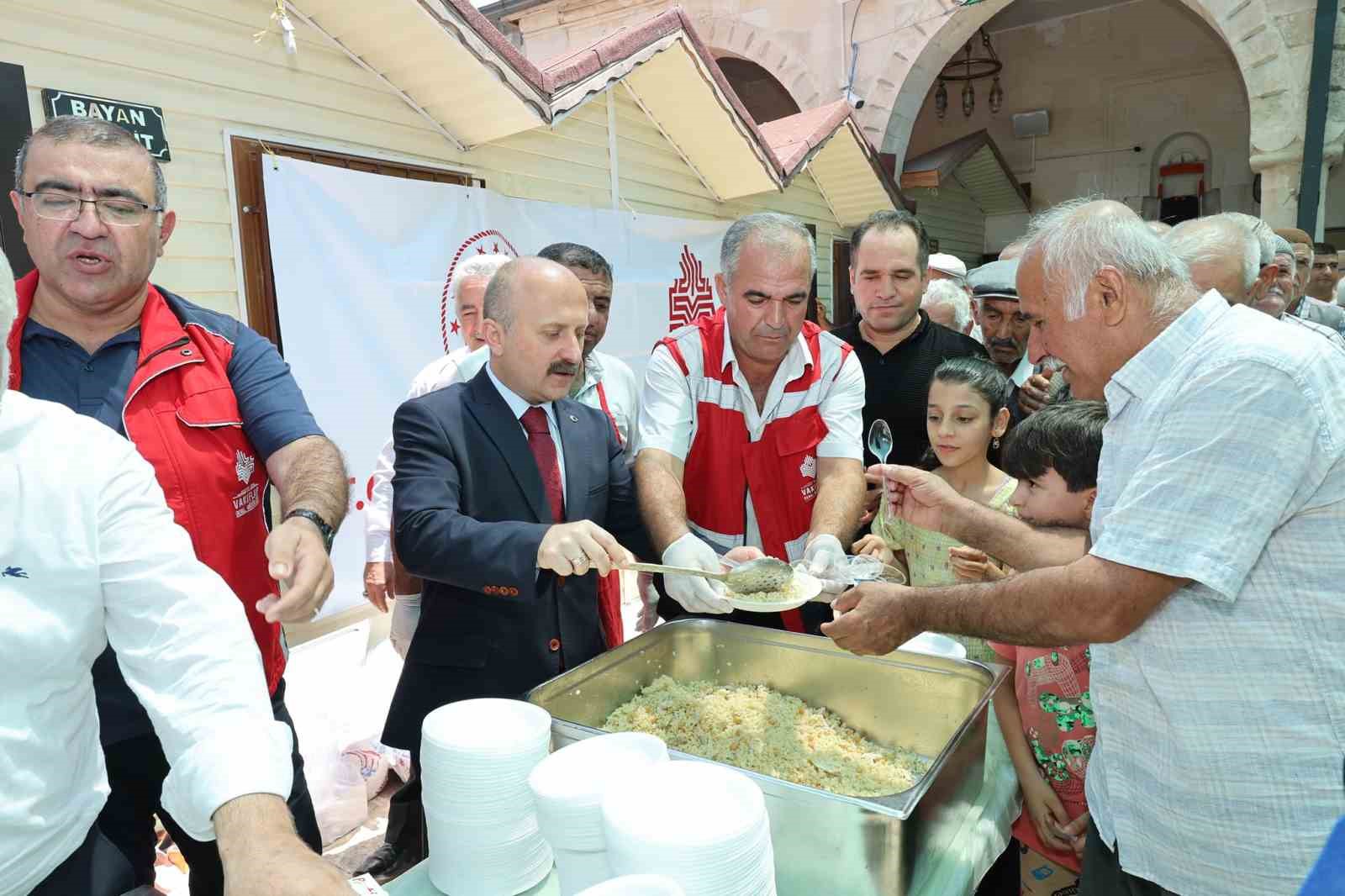 Şehitlerin kabrine karanfil bırakıldı
