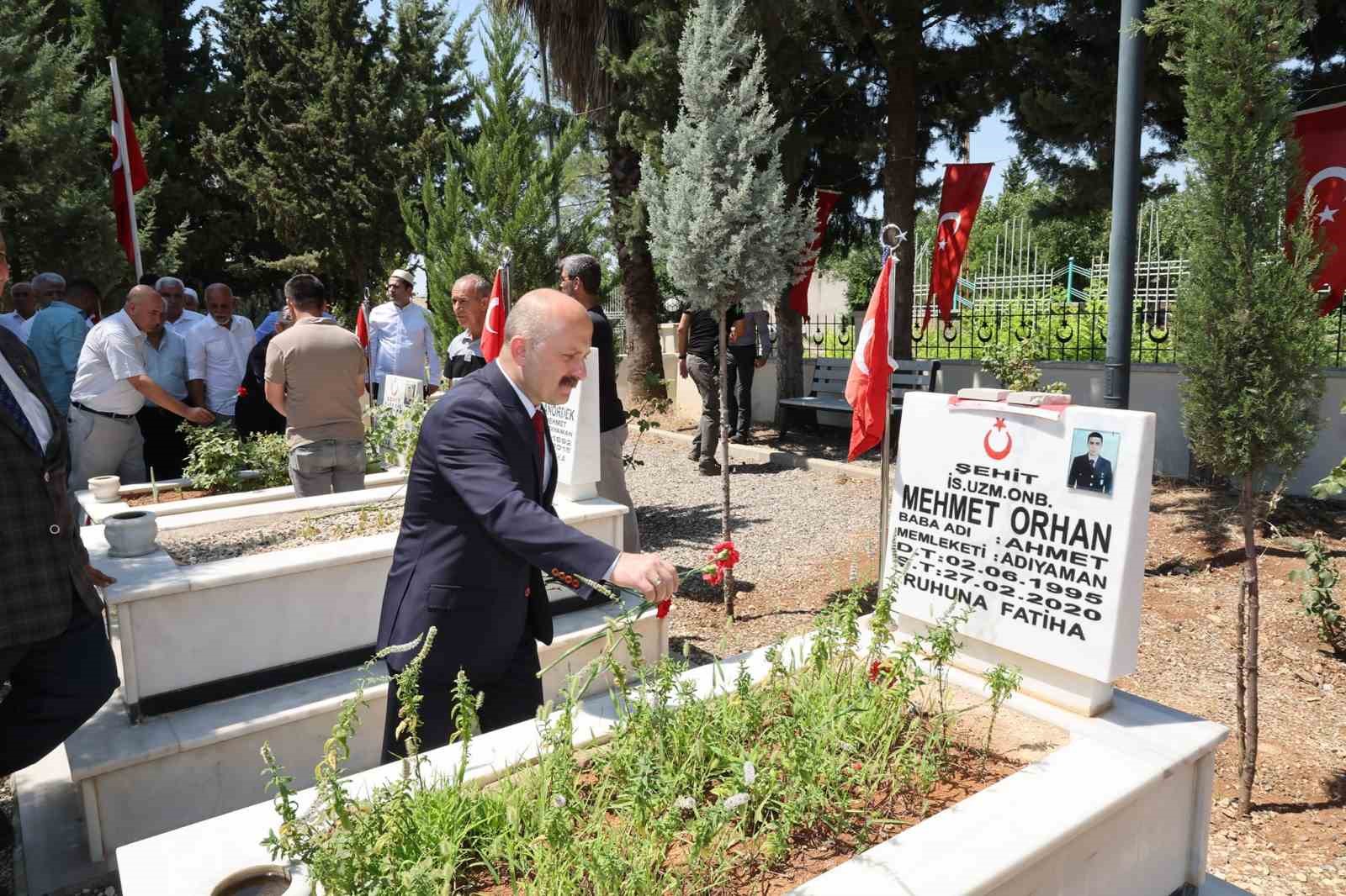 Şehitlerin kabrine karanfil bırakıldı
