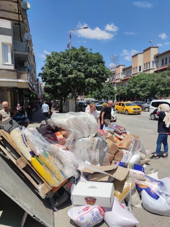 Bursa’da palet üzerinde bulunan gıda ürünlerinin üzerine düştüğü işçi yaralandı
